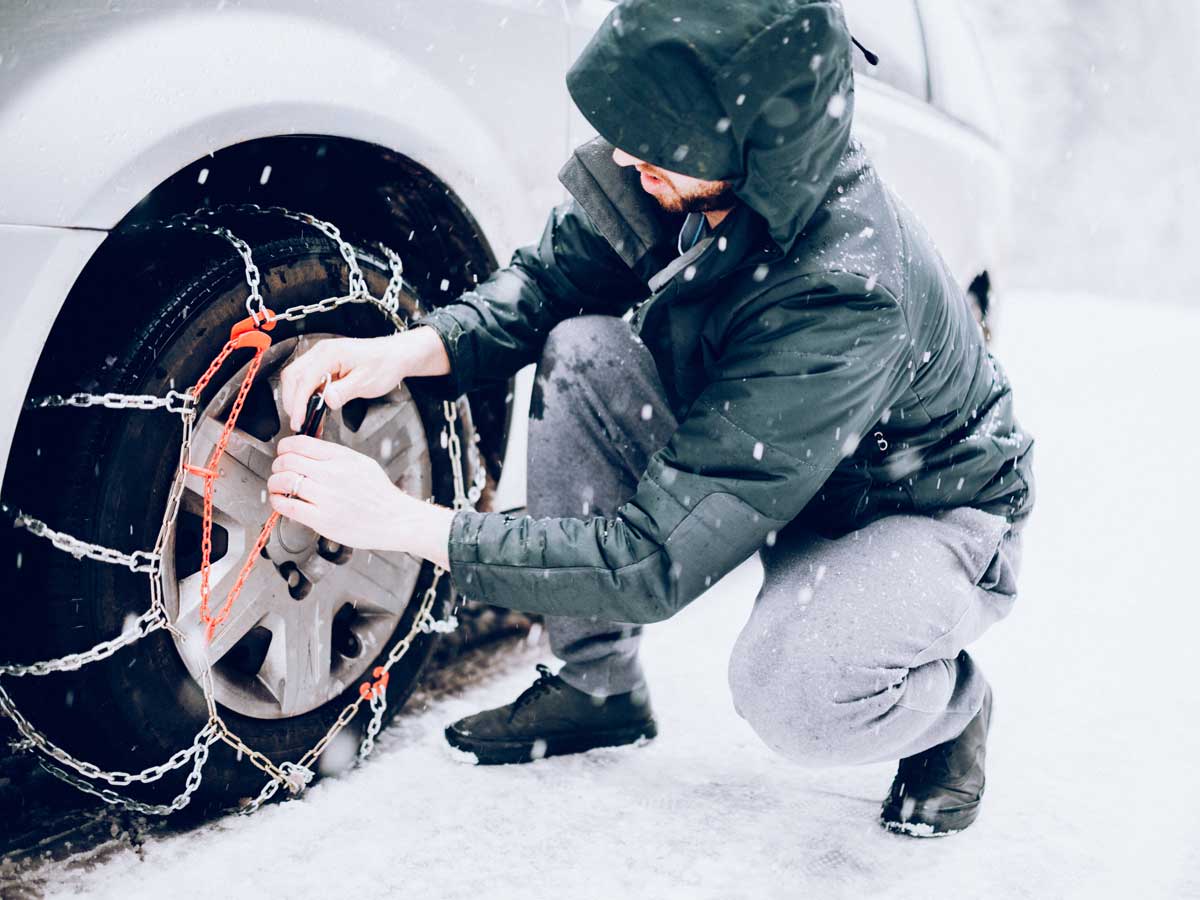 Cómo poner las cadenas en el coche para la nieve y el hielo en dos