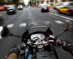 ¿Está permitido circular entre coches con la moto en Bilbao?